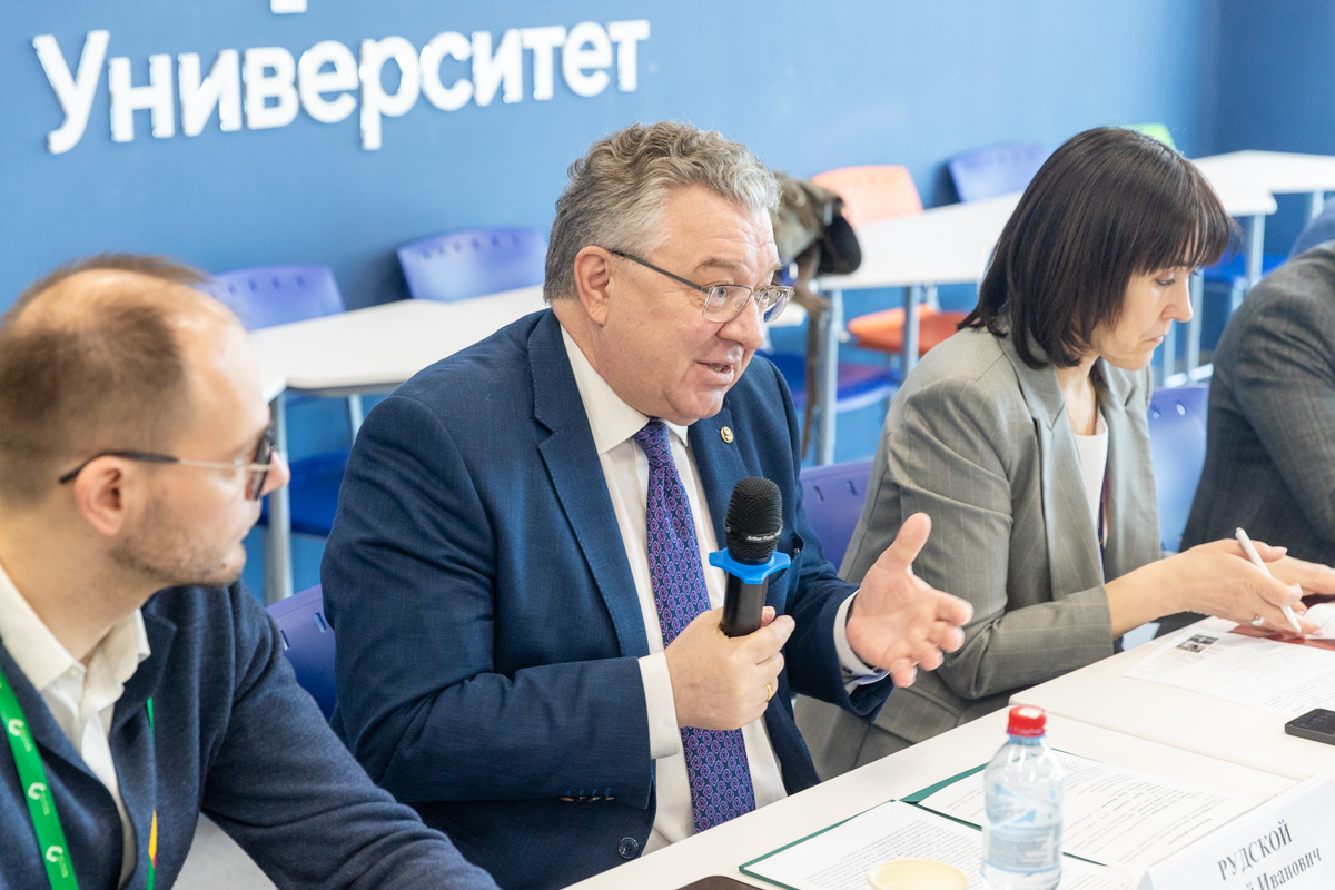 From left to right: Pavel Khlopin, Director of the Rosmolodezh Resource Center, Andrei Rudskoi, Rector of SPbPU, and Olga Petrova, Deputy Minister of Science and Higher Education.